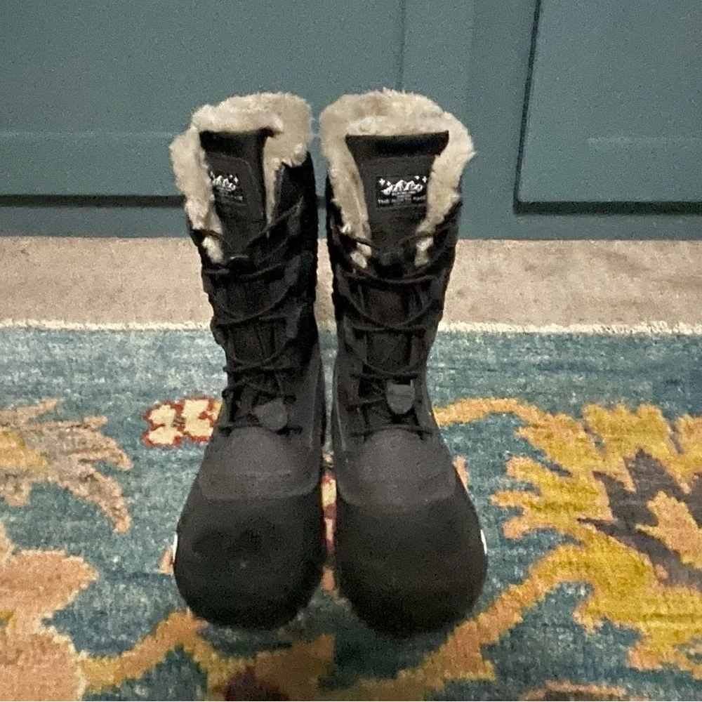 The North Face men’s snow boot. Mens Size 6